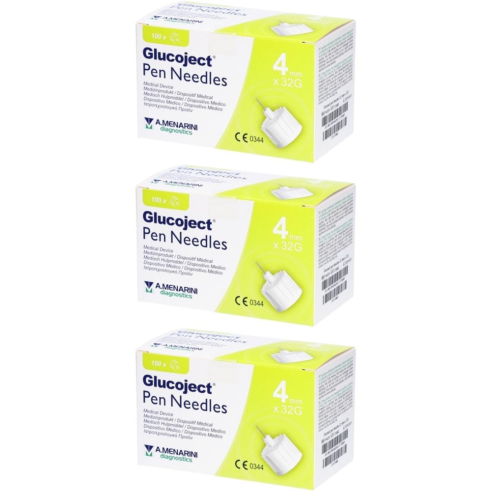 Drie dozen Glucoject Pen Needles. Elke doos toont "4mm x 32G" en het CE-keurmerk. Het logo van AMENARINI Diagnostics is zichtbaar.