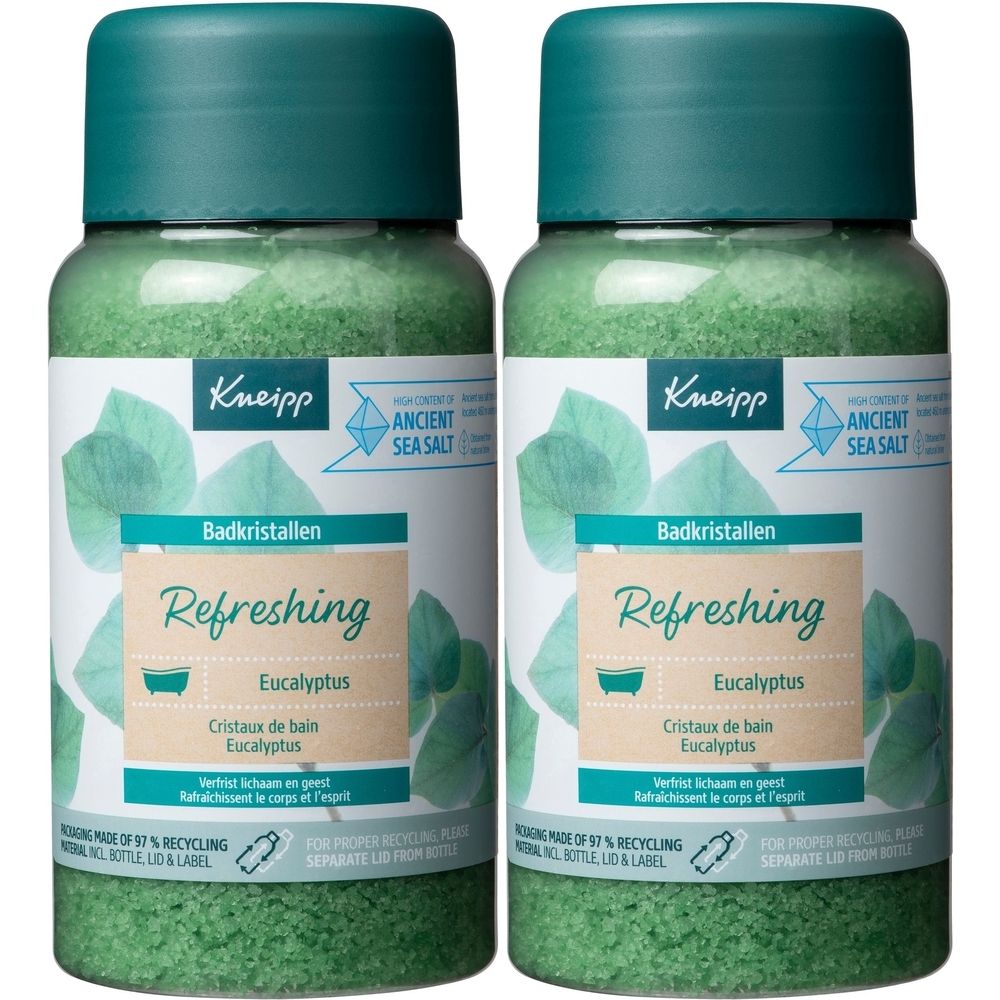 Deux flacons de sels de bain verts. Les étiquettes indiquent "Refreshing Eucalyptus" et la marque Kneipp. Les flacons ont des couvercles verts.