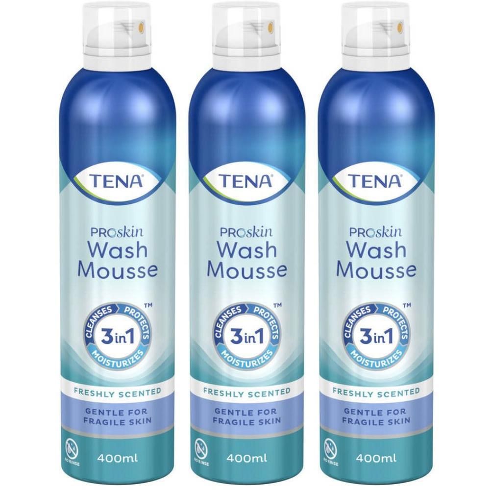 Drie blauwe spuitflessen met witte dop. Opschrift: TENA ProSkin Wash Mousse 3in1. 400ml. Fris geparfumeerd. Voor de gevoelige huid.