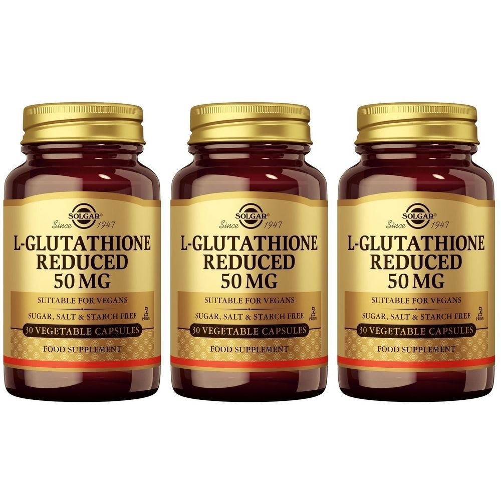 Drie flessen Solgar L-Glutathion Reduced 50 mg. Bruine glazen flessen met gouden doppen en etiketten. Opschrift: L-Glutathion Reduced 50 mg.