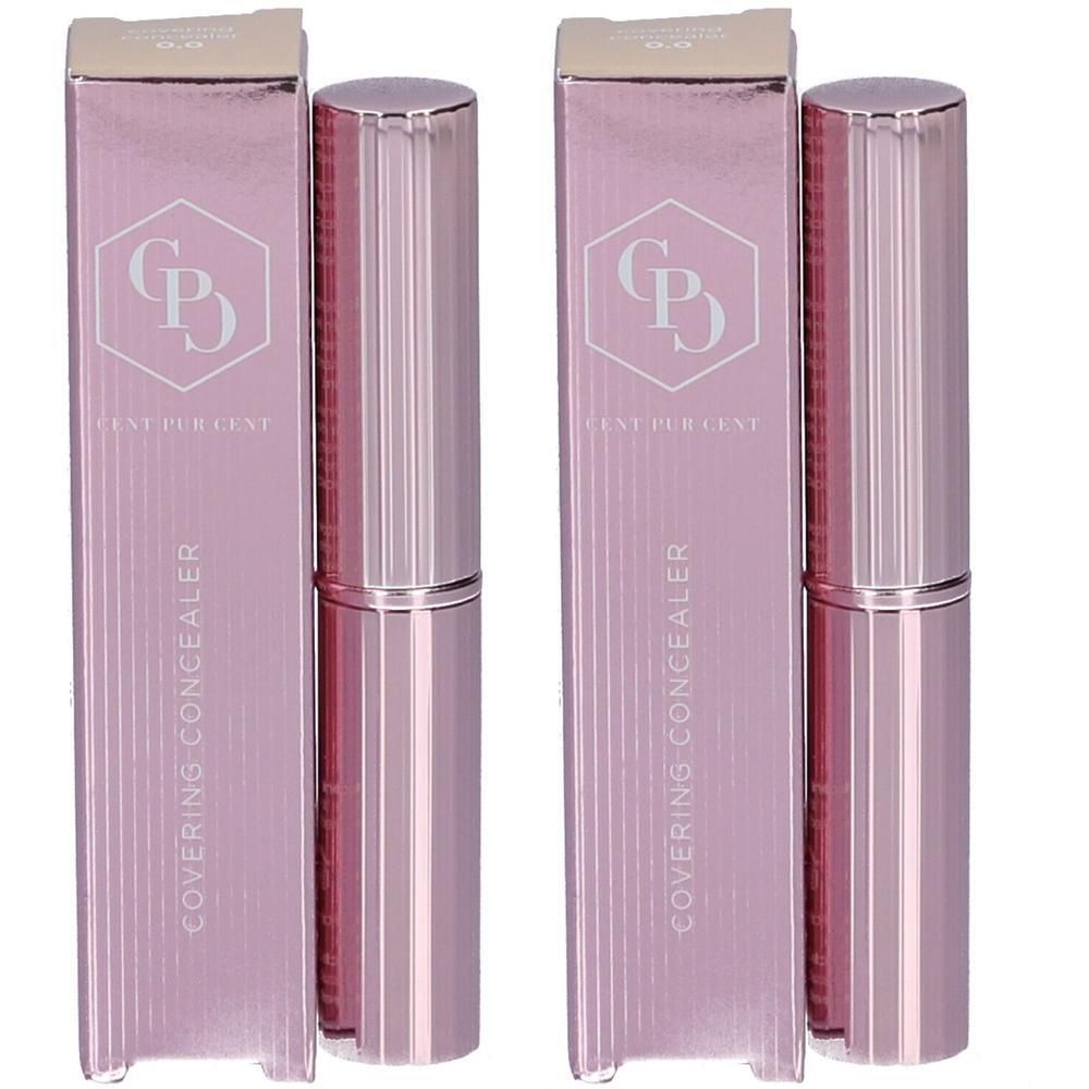 Twee concealer sticks met verpakking. Roze verpakking met logo en tekst COVERING CONCEALER. Roze en zilveren sticks.