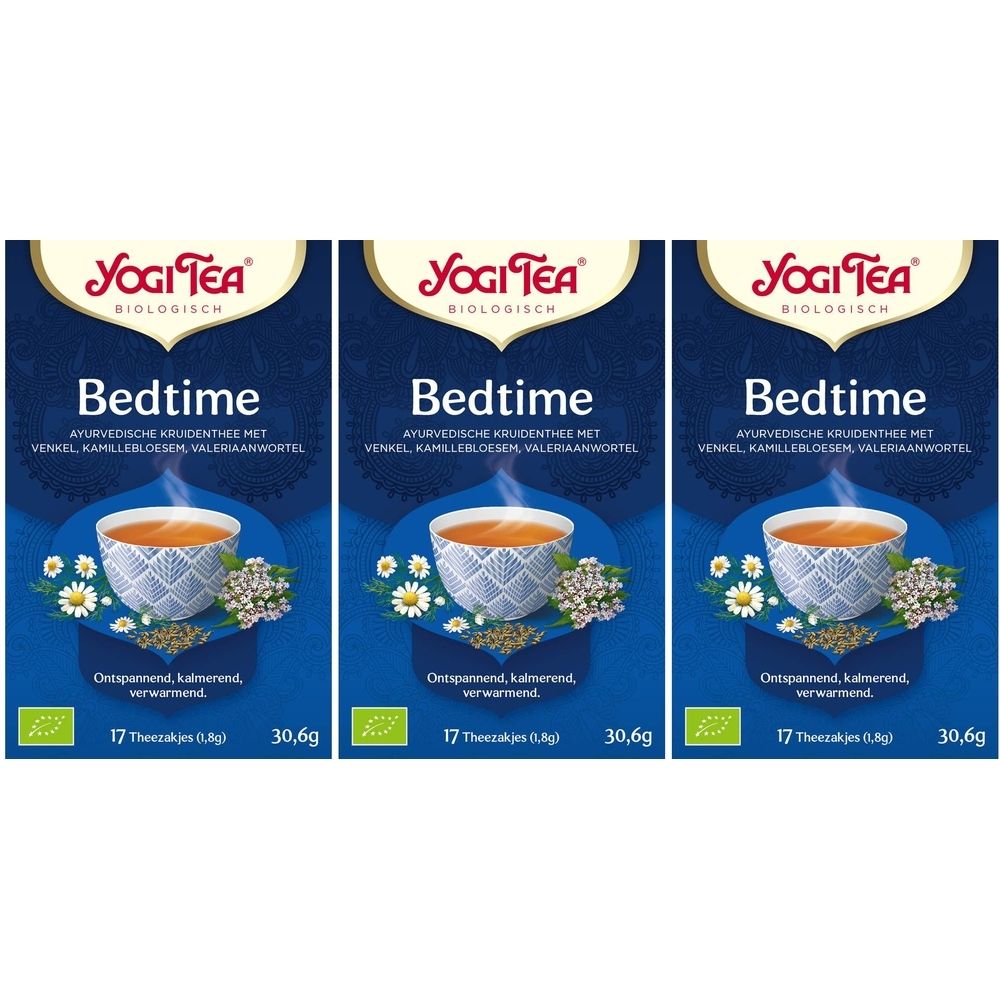 Drie verpakkingen Yogi Tea® Bedtime. Blauwe verpakking met kopje, kamille en tekst. Bio-keurmerk.