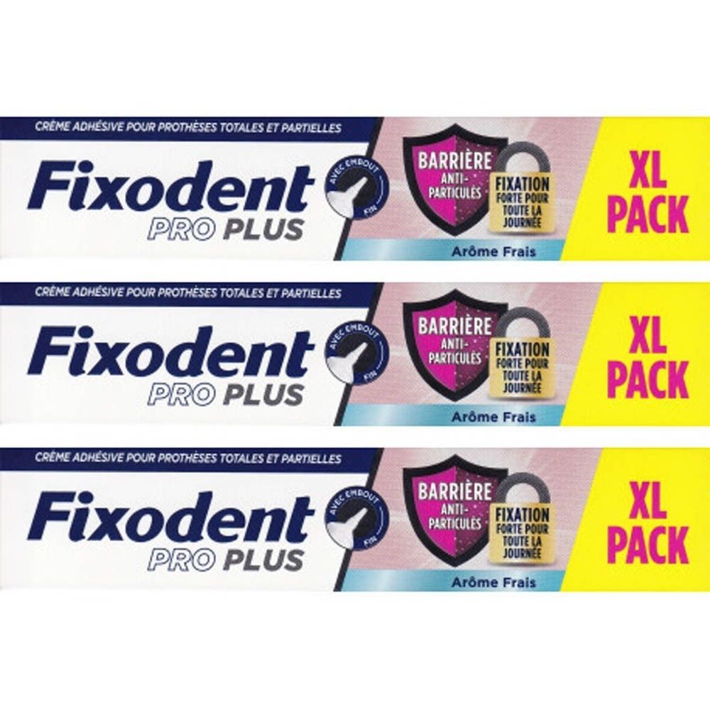 Drie tubes Fixodent Pro Plus. Kleefcrème voor prothesen. Opschrift: Barrière Anti-Particules, Fixation Forte, XL Pack.