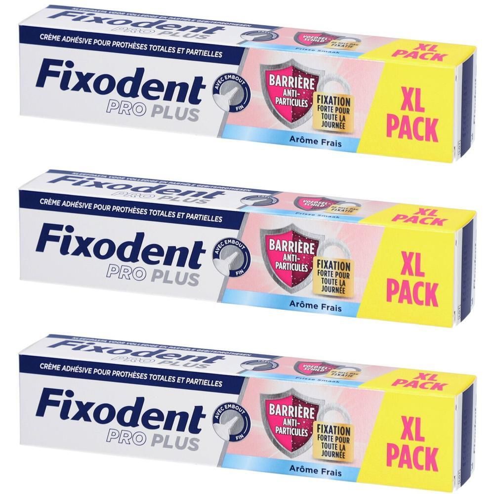 Trois tubes de Fixodent Pro Plus. Emballage blanc, bleu et jaune. Texte: Barrière Anti-Particules, Fixation Forte, Arôme Frais, XL PACK.