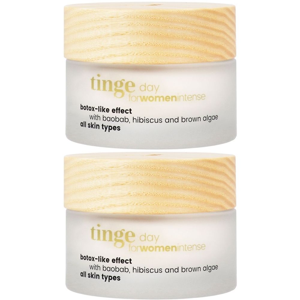 Deux pots de Crème de Jour Intense. Récipients en verre avec couvercles en bois. Inscription : Tinge, day, for women intense, botox-like effect.