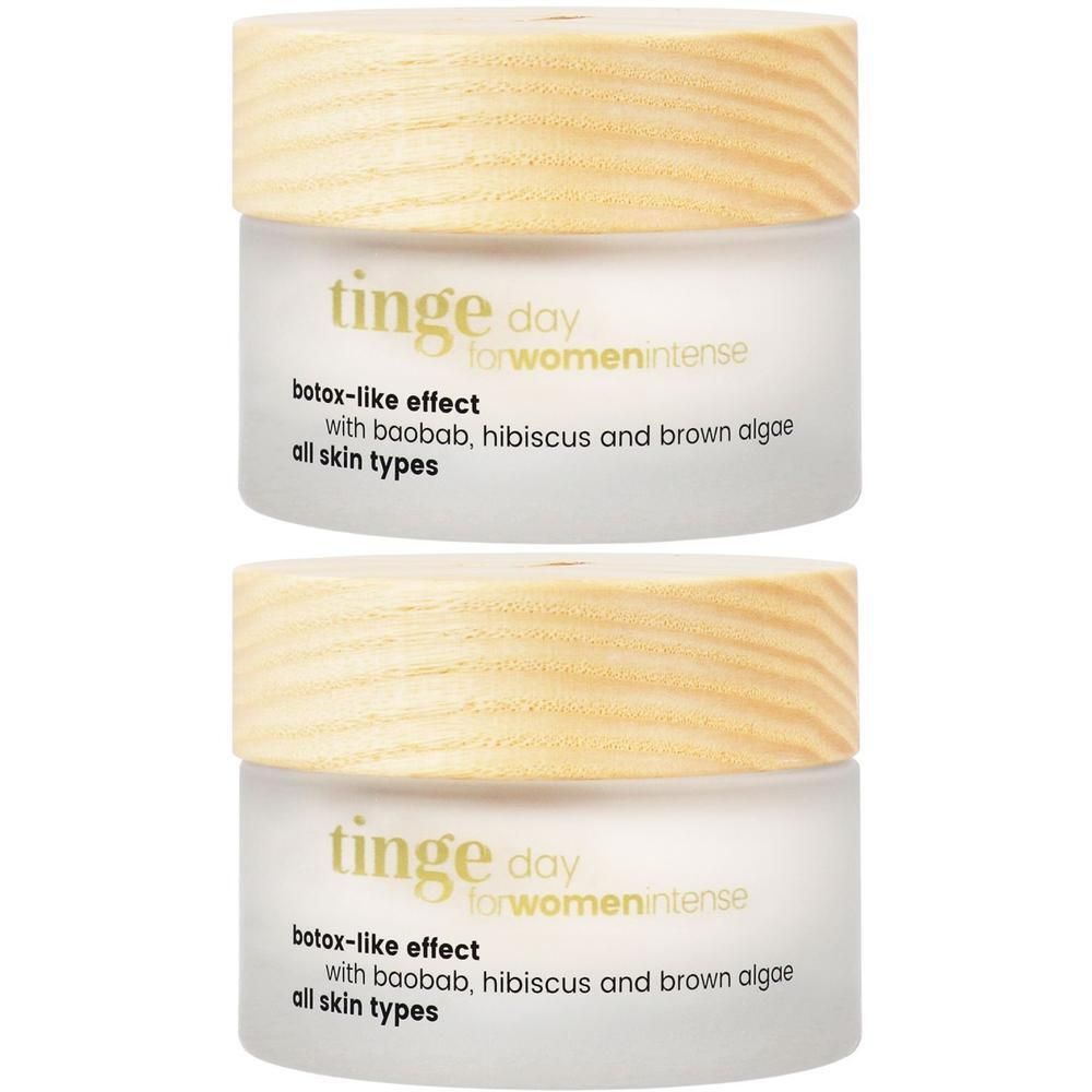Deux pots de Crème de Jour Intense. Verre blanc, couvercle en bois. Inscription : Tinge, botox-like effect, pour tous types de peau.