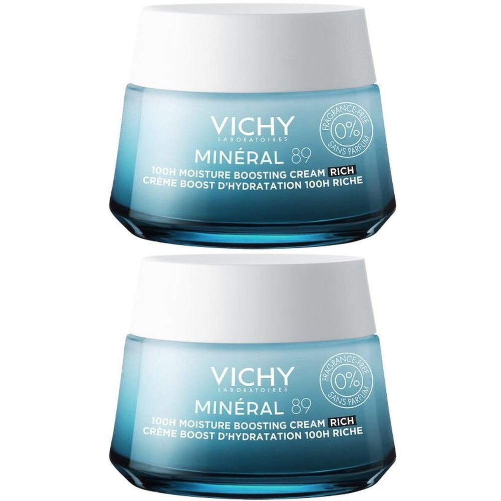 Deux pots de crème avec couvercles blancs et verre bleu. Inscription: VICHY MINÉRAL 89, 100H Moisture Boosting Cream Rich.