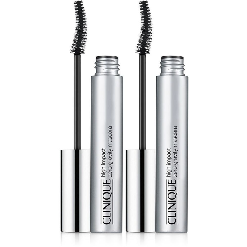 Twee zwarte mascara's. Zilveren tubes met zwarte tekst: Clinique High Impact Zero Gravity Mascara. Borstels uitgevouwen.