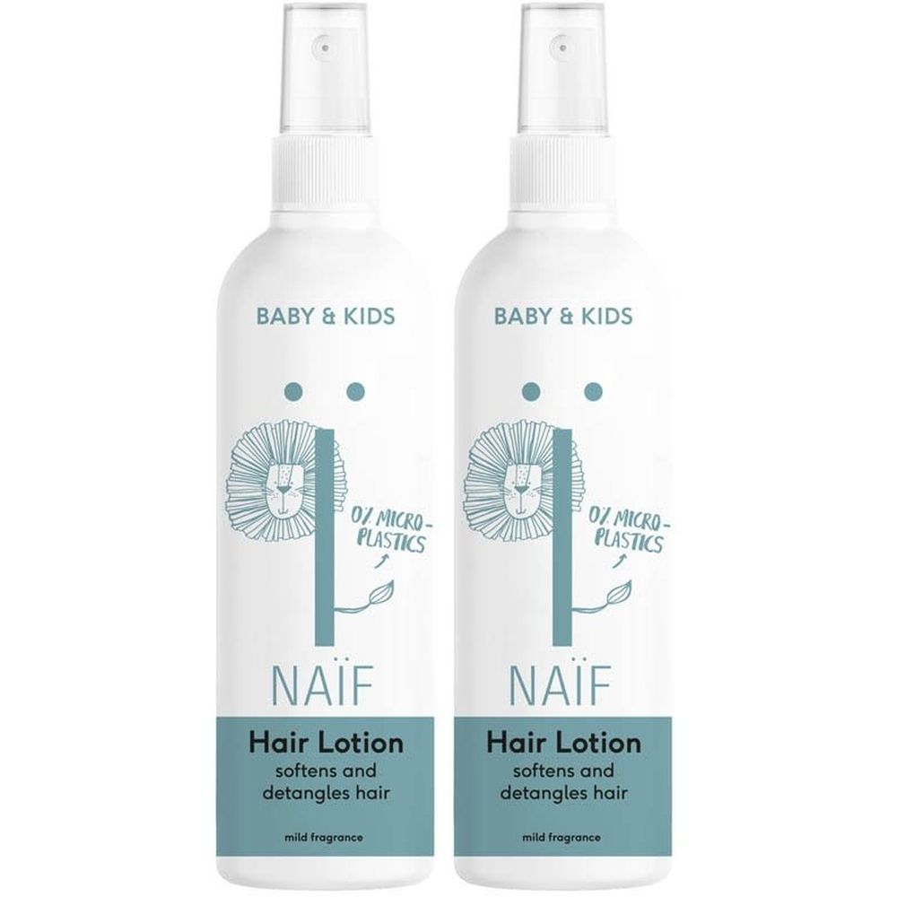 Twee witte flessen met verstuiver. Opschrift: BABY & KIDS, NAÏF, Hair Lotion, verzacht en ontwart het haar. Leeuwenillustratie.