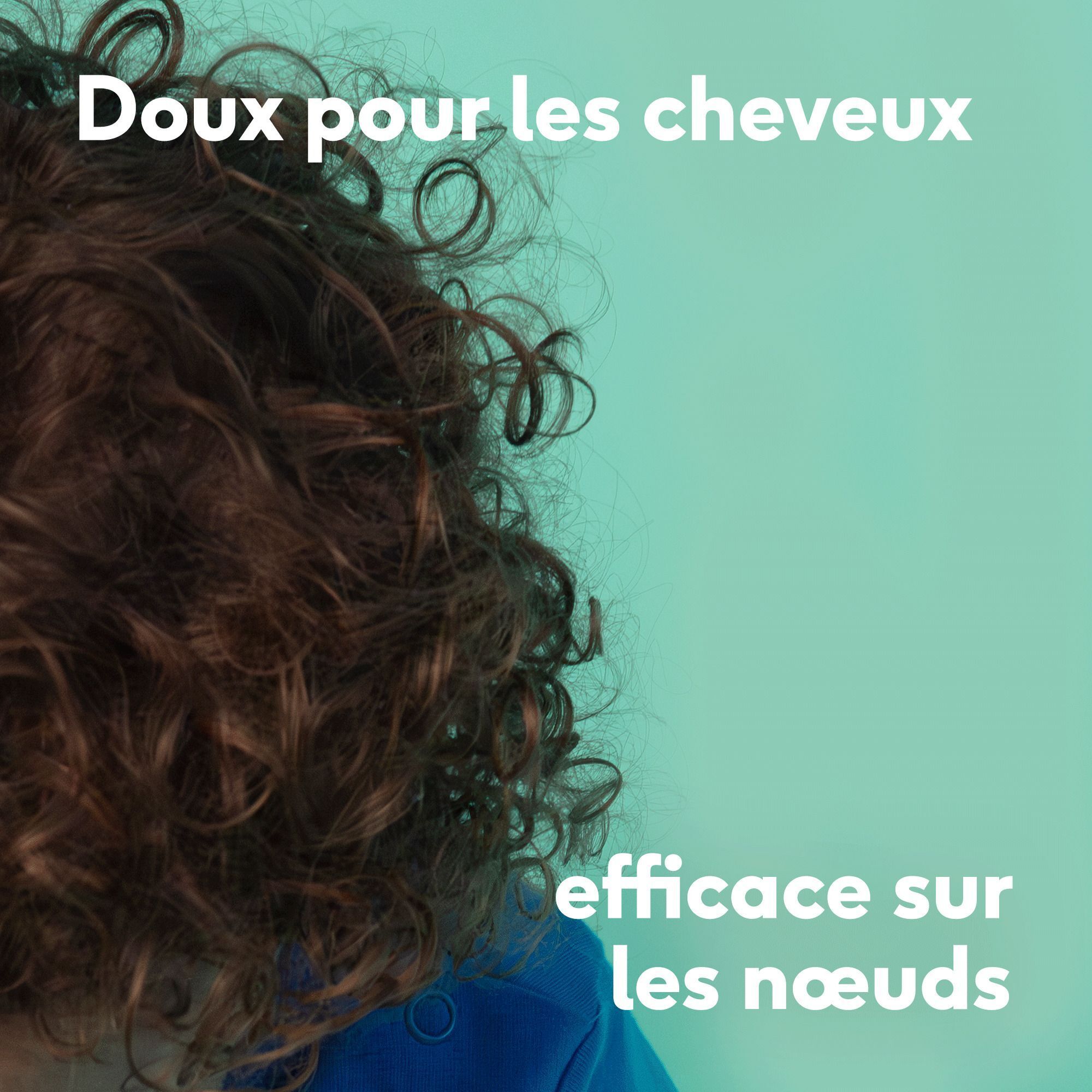 Vue arrière d'un bébé aux cheveux bouclés, texte sur le soin doux des cheveux.