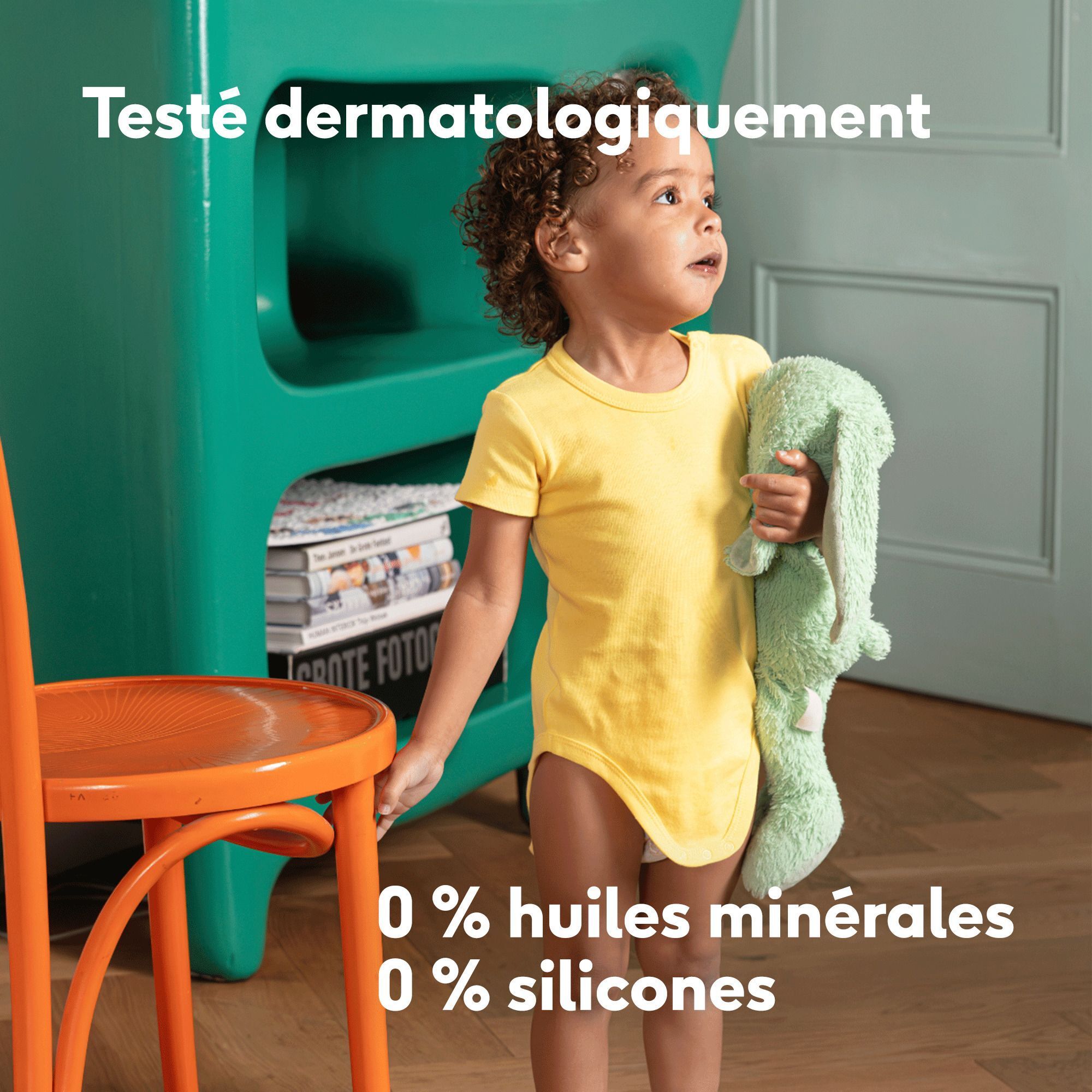 Enfant avec peluche, texte sur les tests dermatologiques et les ingrédients.