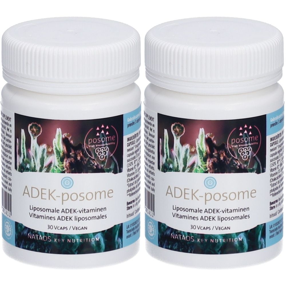 Twee witte flessen met schroefdop. Opschrift: ADEK-posome, liposomale ADEK-vitaminen. 30 VCAPS/VEGAN. Merk: NATAOS KEY NUTRITION.