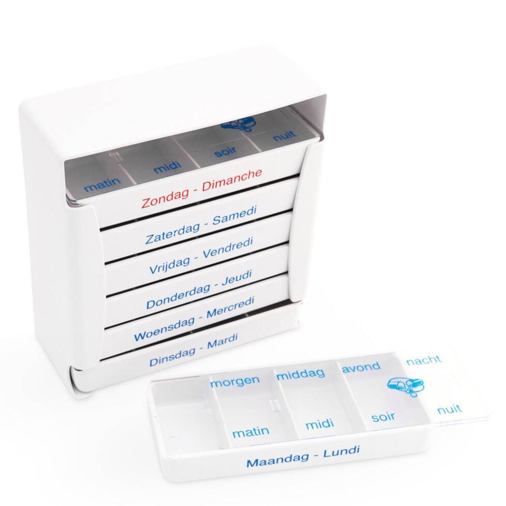 Witte pillenorganizer met 7 compartimenten. Elk compartiment is gelabeld met een weekdag. Een compartiment is verwijderd.