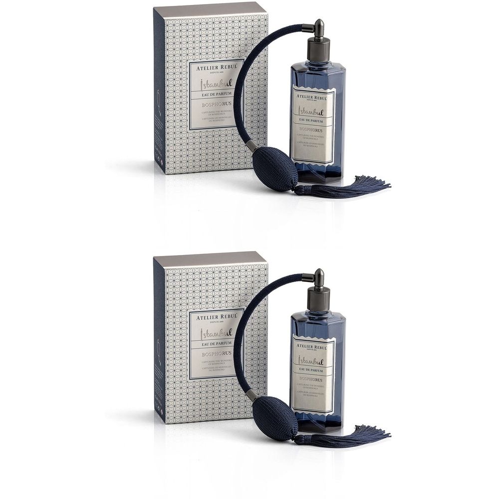 Flacon bleu foncé avec vaporisateur et pompon, à côté d'une boîte à motifs. Inscription : Istanbul Bosphorus.