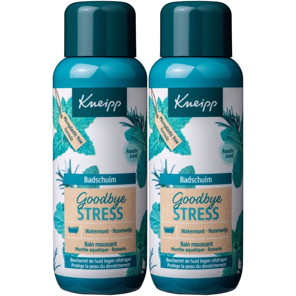 Twee blauwe flessen Kneipp badschuim. Opschrift: Goodbye Stress, Watermunt-Rozemarijn. Met aquatische geur. Microplastic-vrije formule.