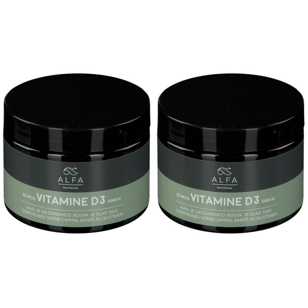 Twee zwarte potten met groene etiketten. Op het etiket staat "ALFA VITAMINE D3". 