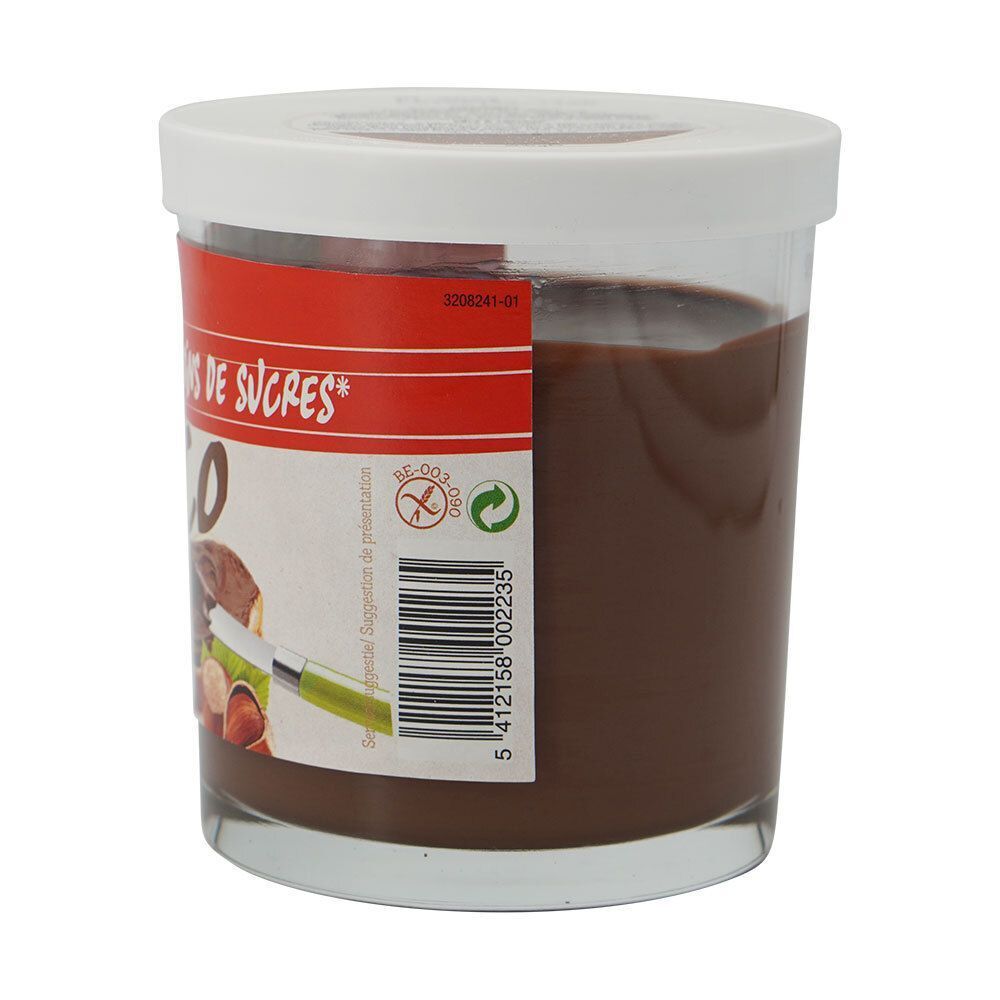 Pot de pâte à tartiner chocolat-noisette. Autocollant rouge avec texte. Inscription : MINDER SUIKERS/MOINS DE SUCRES. Nom du produit : CHOCO. Code-barres.