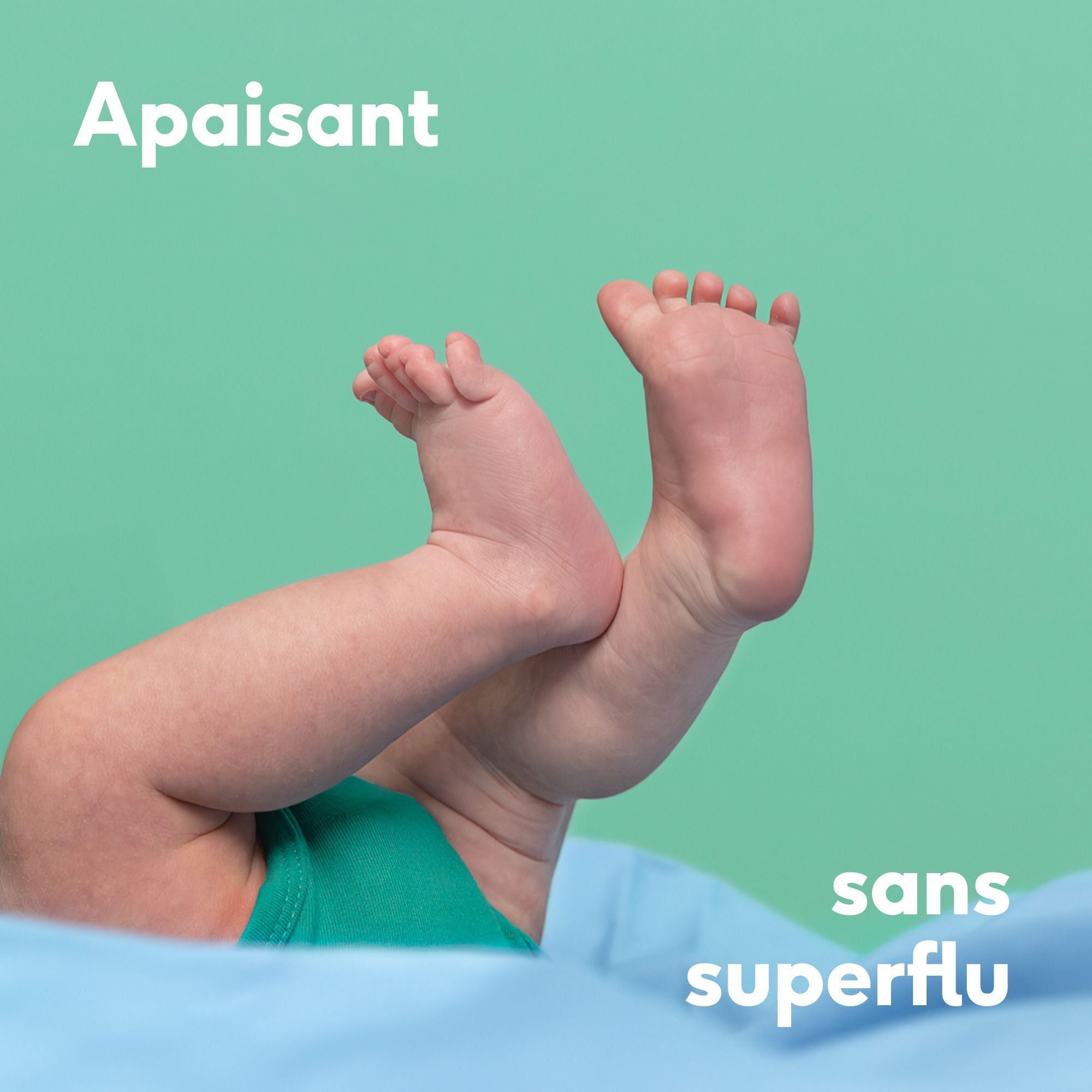Pieds de bébé sur fond bleu et turquoise. Texte : 'Apaisant' et 'sans superflu'.