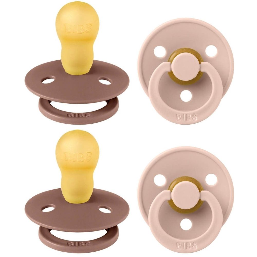 Vier fopspenen. Twee bruin en twee roze. Ronde vorm met ring en speen. Op de ringen staat BIBS.