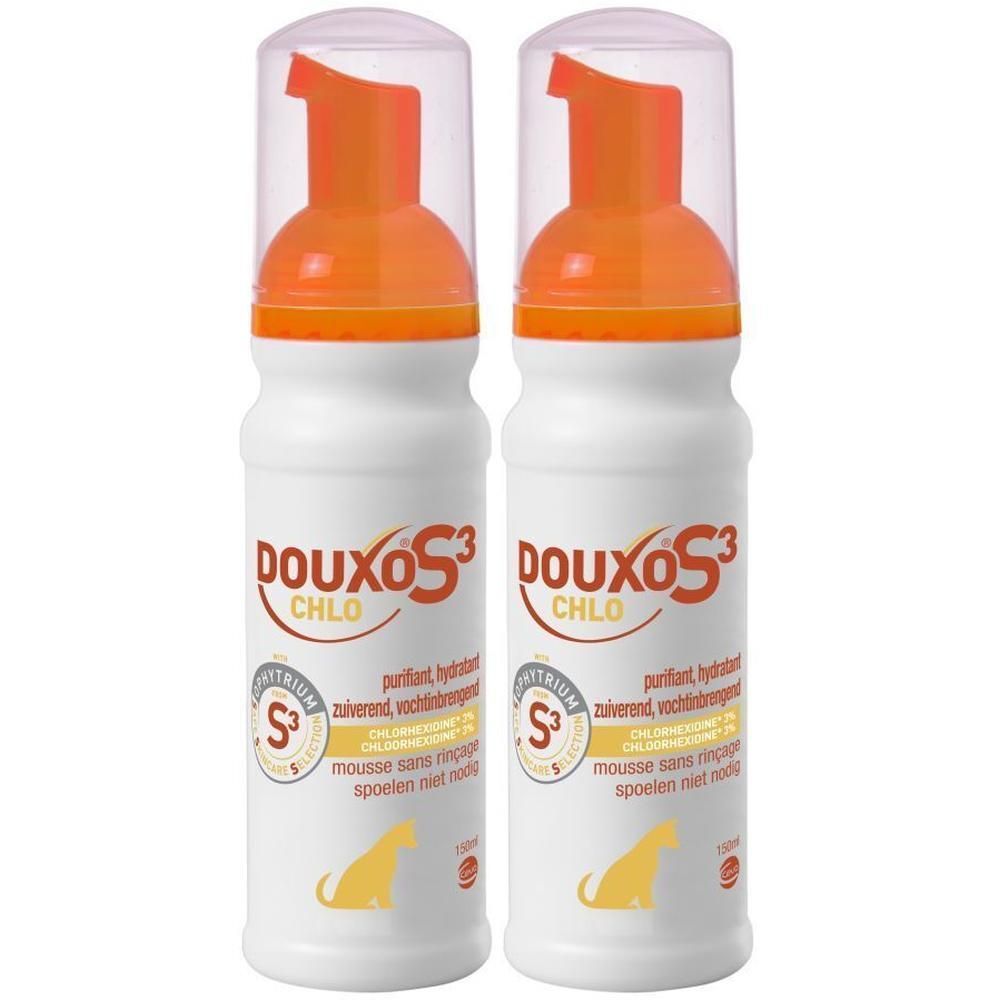 Twee witte flessen met oranje pompkop. Opschrift Douxo S3 Chlo. Geel hond-symbool.