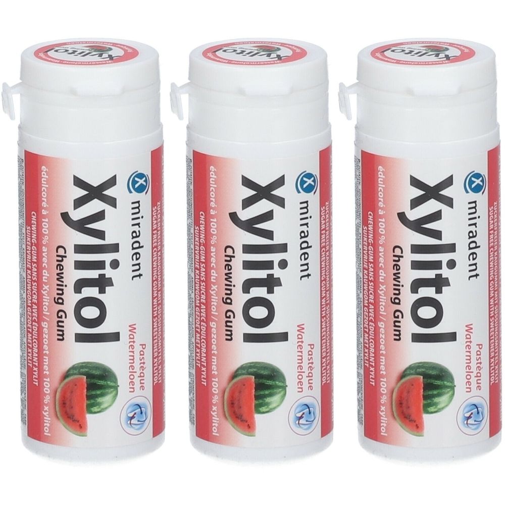 Drie witte flessen met rode en witte tekst. Opschrift: Xylitol Chewing Gum, Watermeloen. Merk: Miradent.