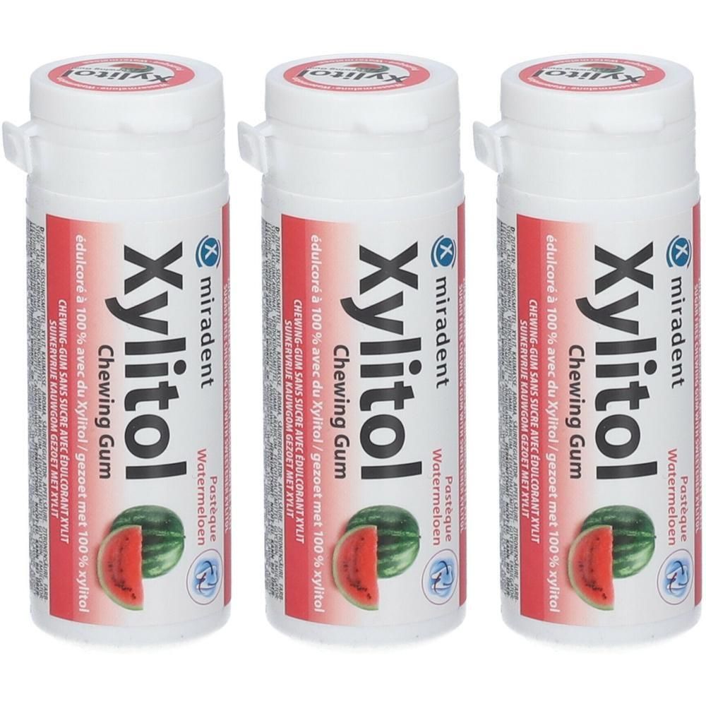 Drie witte flessen miradent Xylitol kauwgom. Rode opdruk met productnaam en watermeloen illustratie.