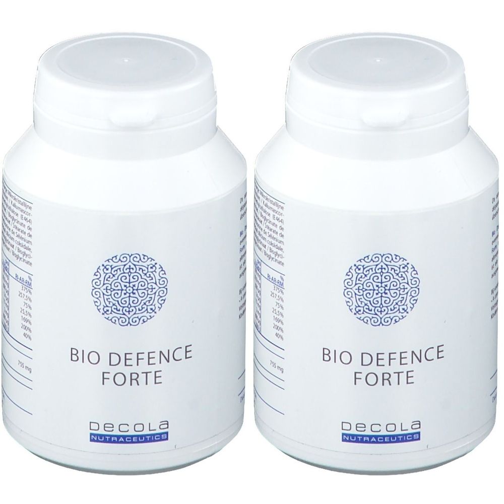 Twee witte flessen met deksels. Opschrift: BIO DEFENCE FORTE. Merk: Decola Nutraceutics. Blauw patroon.