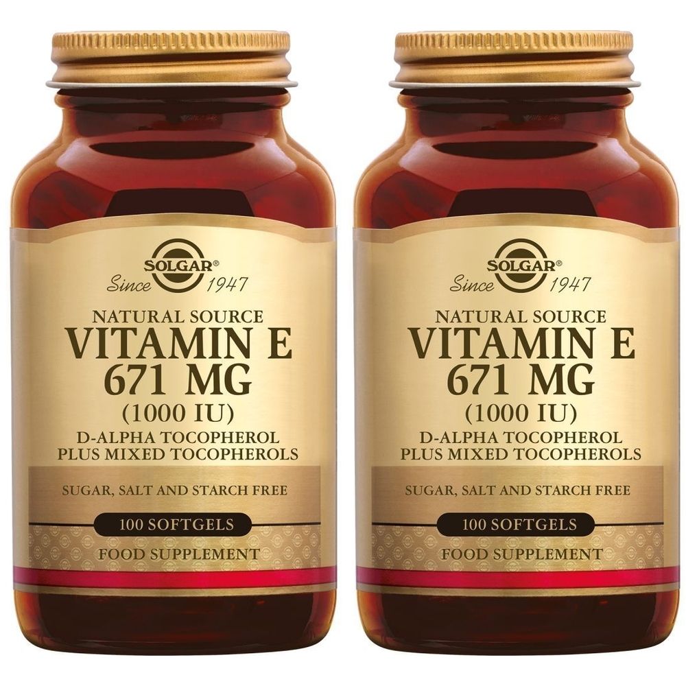 Twee flessen Solgar Vitamine E 671 mg. Bruine glazen flessen met gouden dop. Opschrift: Vitamine E, 671 mg, 100 softgels.