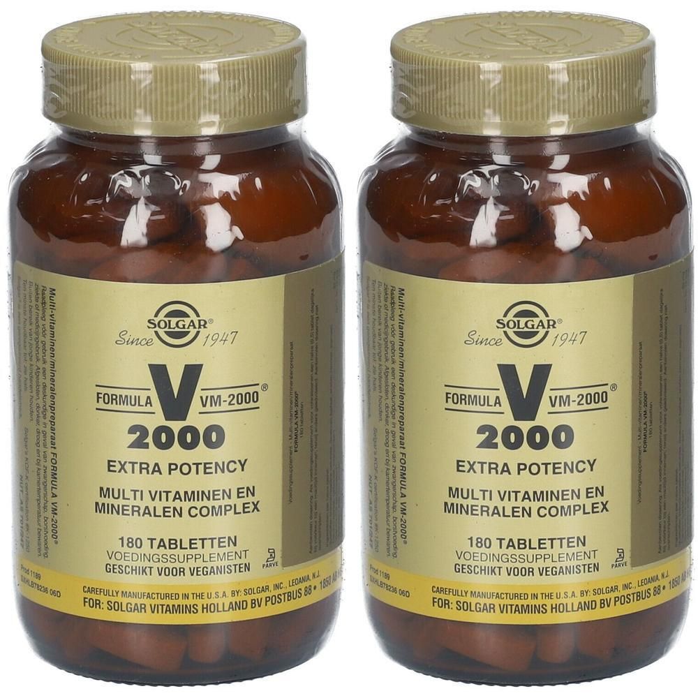 Twee flessen SOLGAR® VM-2000® tabletten. Bruine glazen flessen met gouden doppen en etiketten. Opschrift: FORMULA VM-2000®.