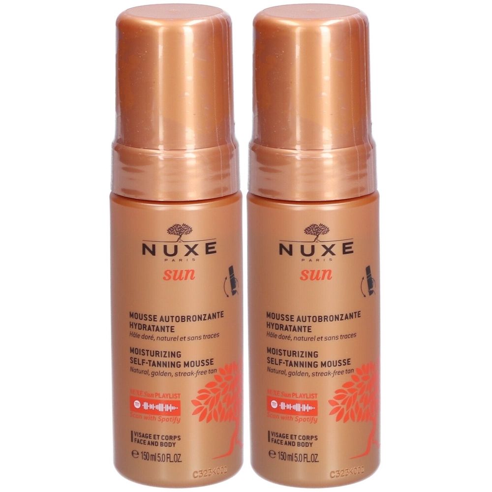 Twee flessen Nuxe Sun zelfbruinende mousse. Goudkleurige flessen met bruine dop. Tekst: Nuxe Sun, Mousse Autobronzante Hydratante.