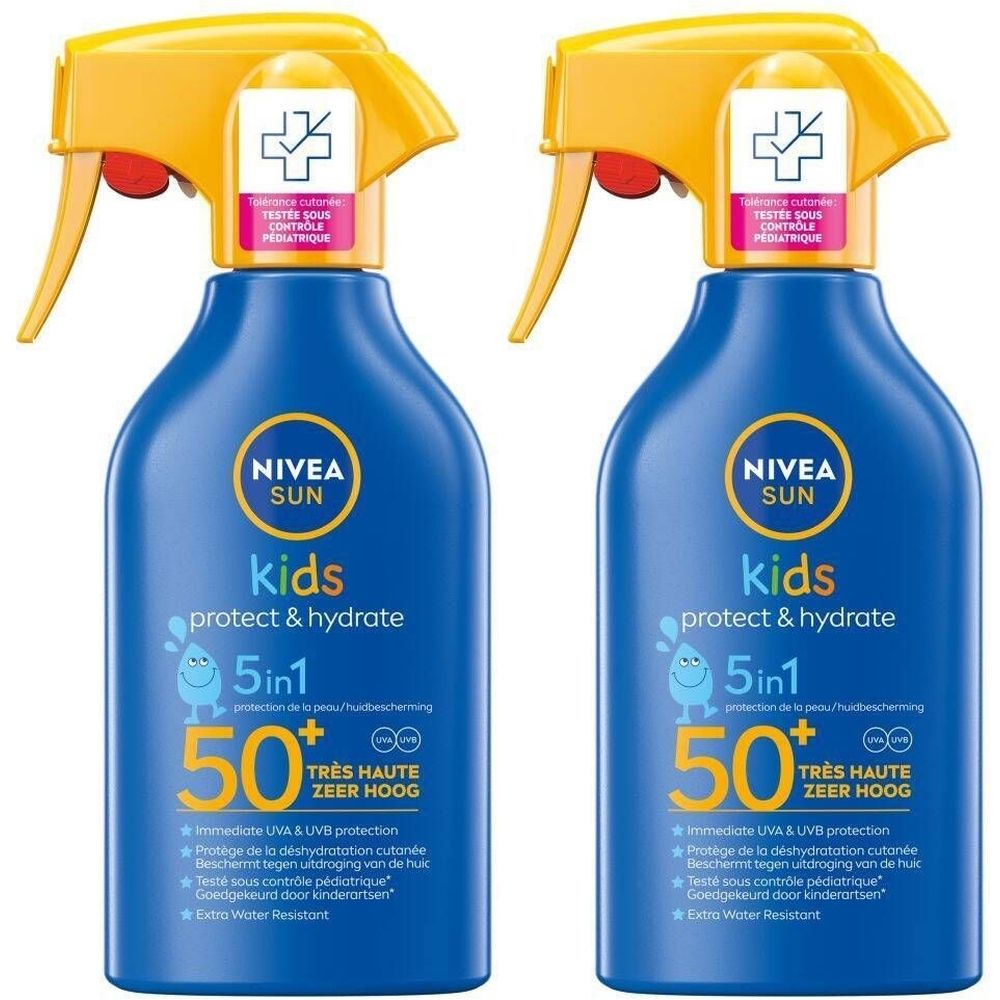 Twee blauwe flessen Nivea Sun Kids zonnebrandspray met gele sproeikop. Opschrift: Kids protect & hydrate 5in1 SPF50+.