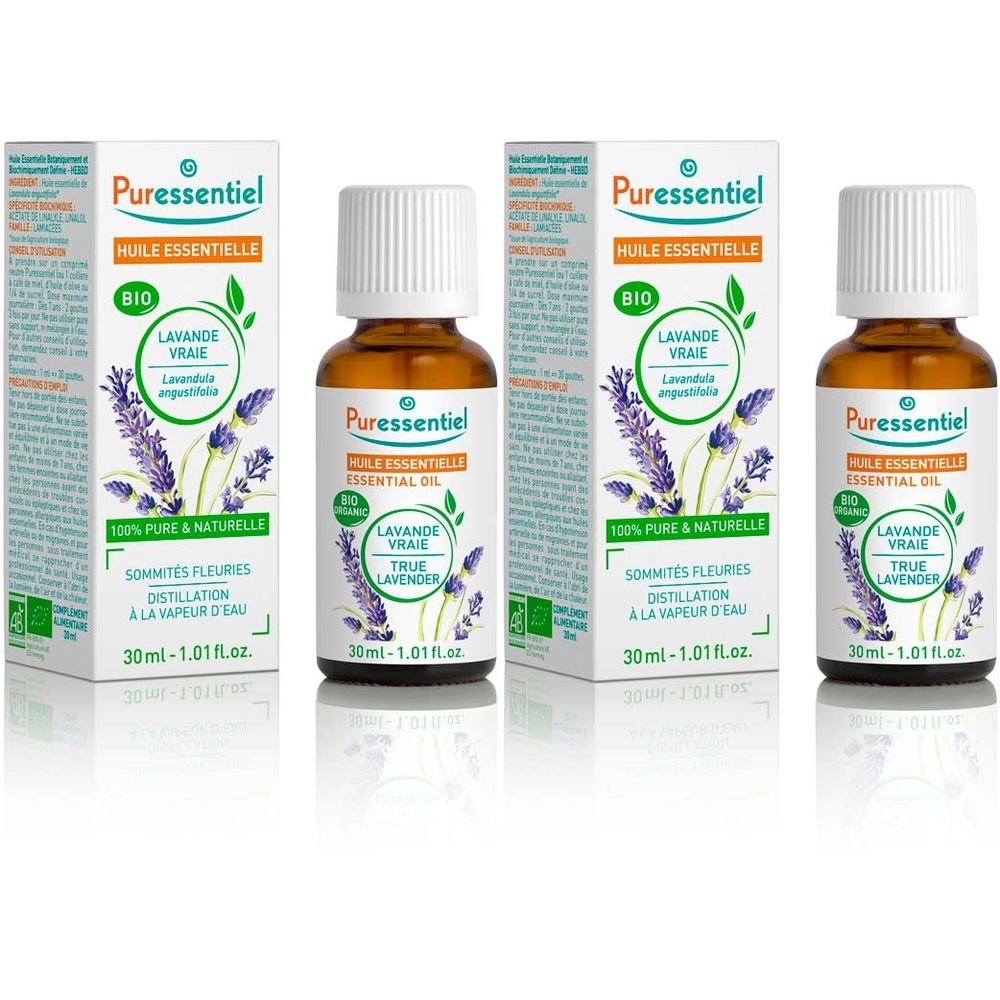 Drie flessen en verpakkingen met essentiële lavendelolie. Opschrift: Puressentiel, Lavande Vraie, Bio.