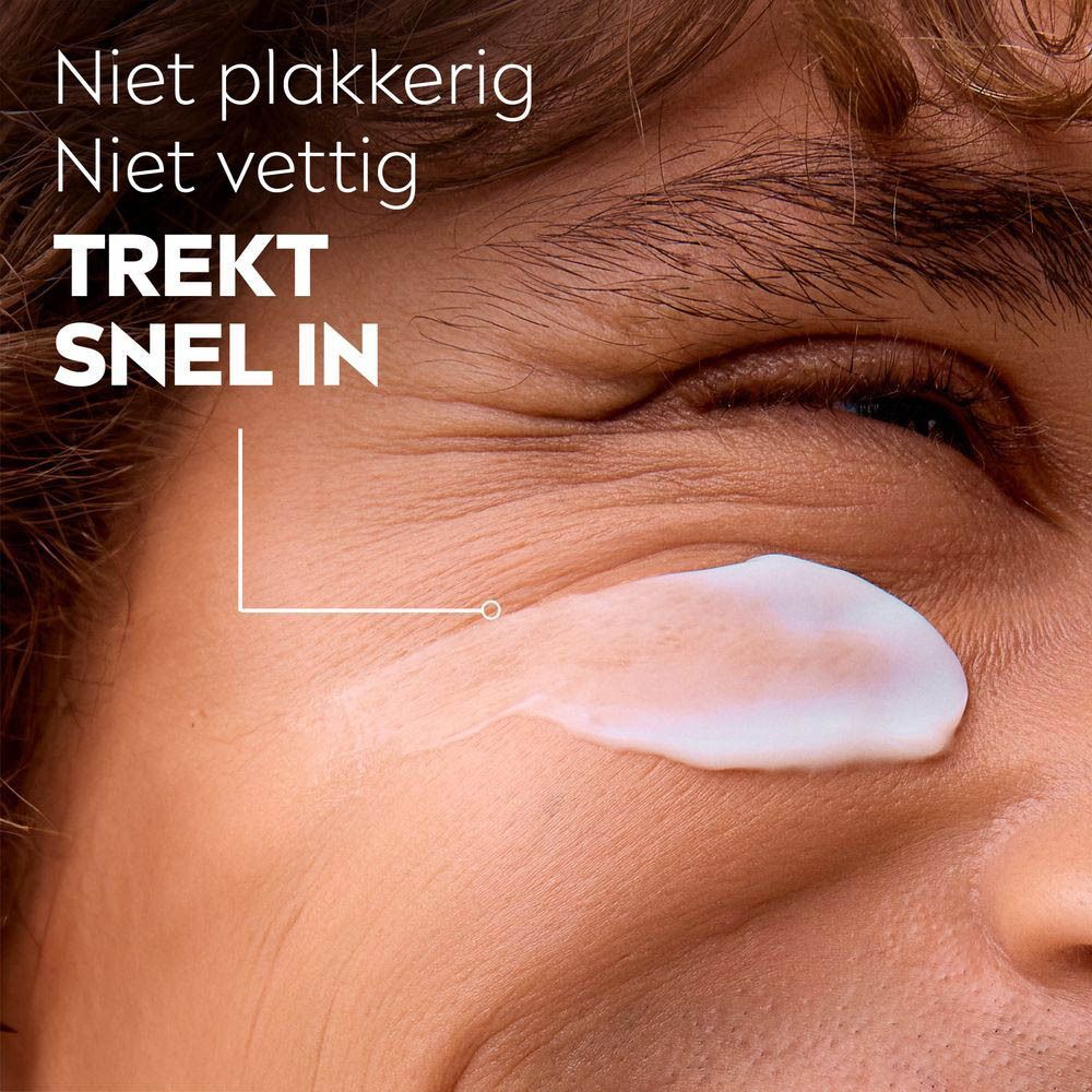 Man met crème op de huid. Niet plakkerig, niet vettig. Trekt snel in.
