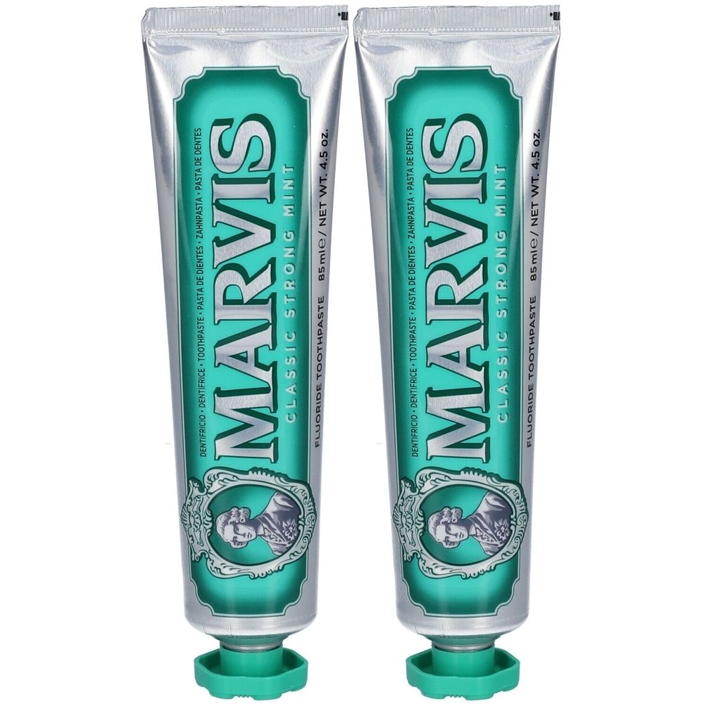 Twee tubes tandpasta. Zilveren tubes met groen etiket. Opschrift: MARVIS Classic Strong Mint.