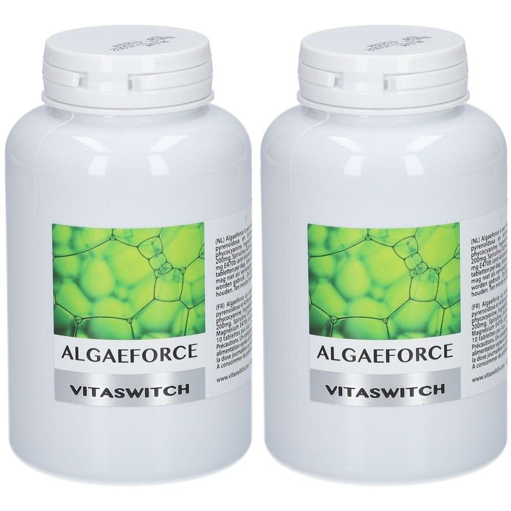 Twee witte flessen met schroefdop. Op het etiket staat "ALGAEFORCE" en "VITASWITCH".