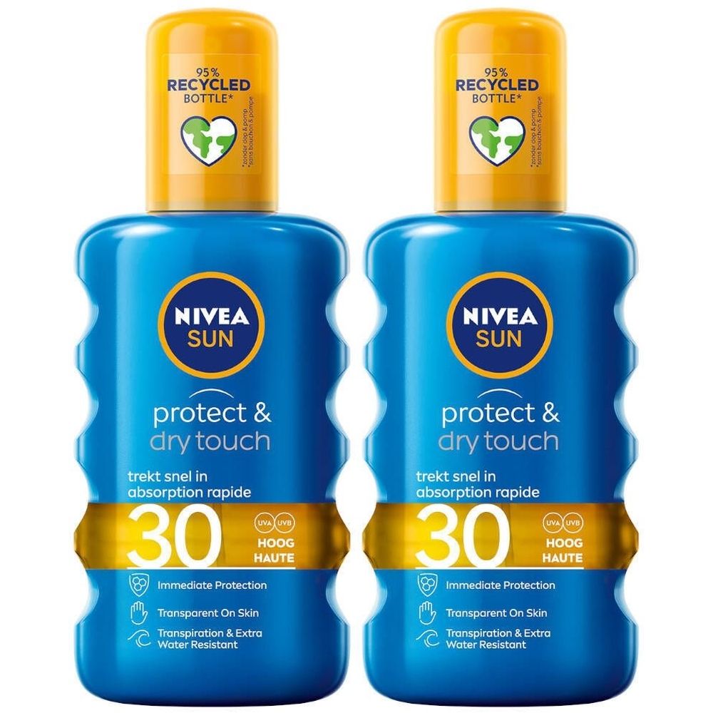 Twee blauwe Nivea Sun Protect & Dry Touch Brume Solaire SPF30 flessen. Gele dop, opschrift '95% gerecyclede fles'.