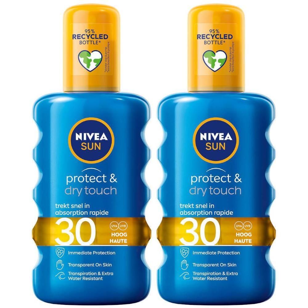 Twee blauwe Nivea Sun Protect & Dry Touch Brume Solaire SPF30 flessen. Gele dop, opschrift '95% gerecyclede fles'.