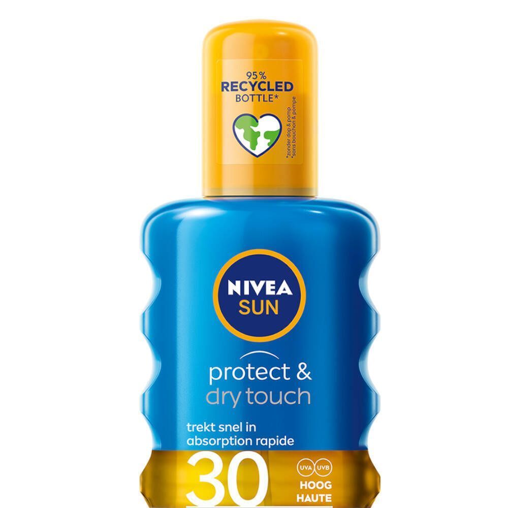 Blauwe Nivea Sun Protect & Dry Touch Brume Solaire SPF30 fles. Gele dop, opschrift '95% gerecyclede fles'.