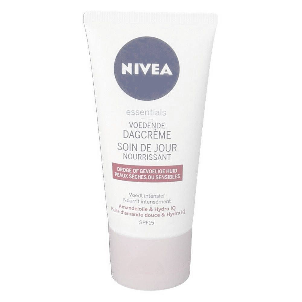 Witte tube NIVEA Essentials dagcrème. Blauw logo, productnaam en tekst in meerdere talen. SPF15.
