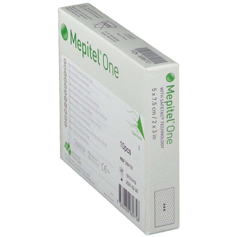 Mepitel® One doos, 5 x 7,5 cm. Zijaanzicht. Bevat 10 stuks. Informatie over fabrikant, lotnummer en vervaldatum.