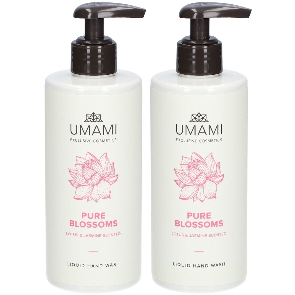 Twee witte flessen met zwarte pomp. Opschrift: UMAMI, Pure Blossoms, Lotus & Jasmin, Liquid Hand Wash. Roze lotusbloem.