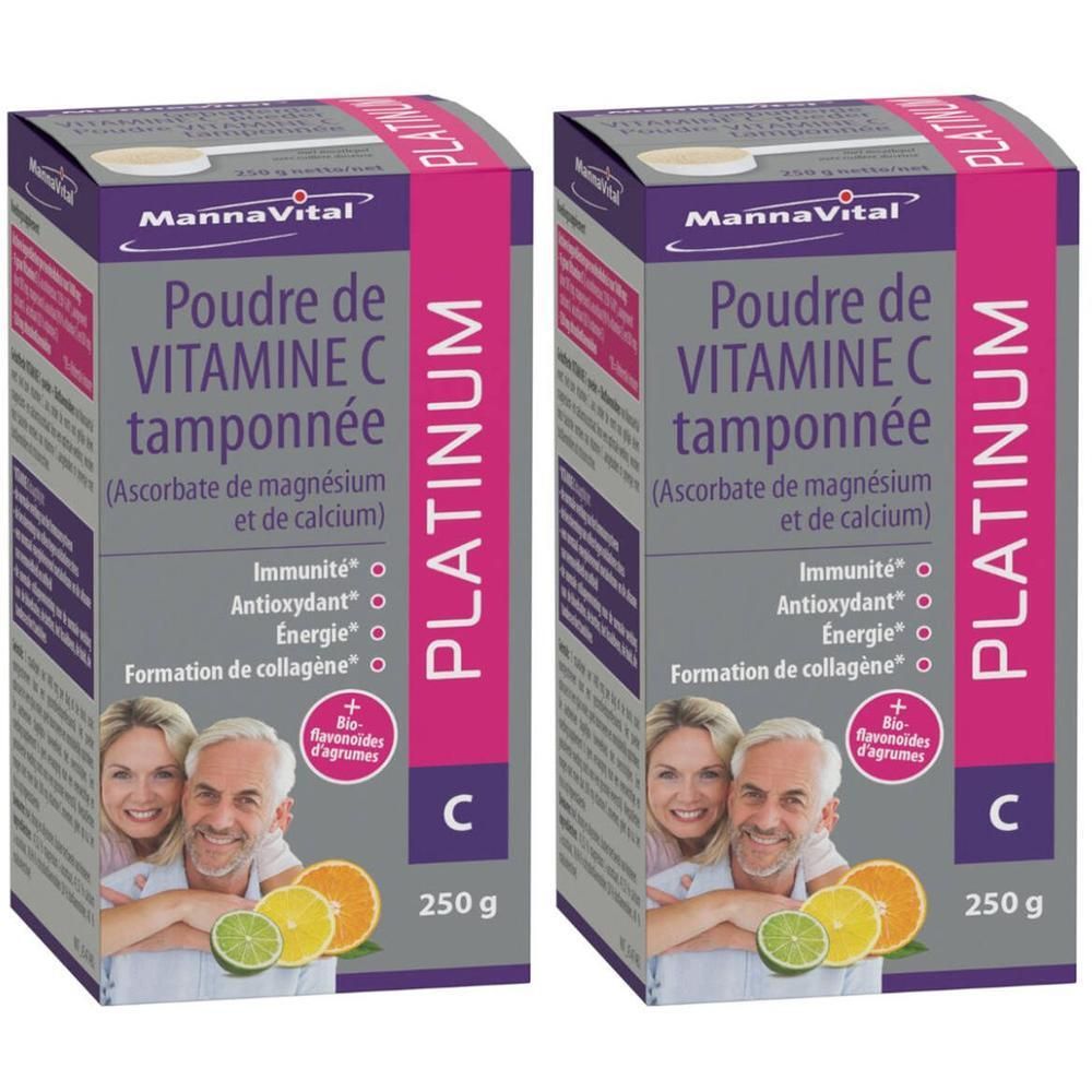 Twee verpakkingen Mannavital Vitamine C Poudre tamponnée Platinum. Roze-witte verpakking met productnaam, personen en fruit.