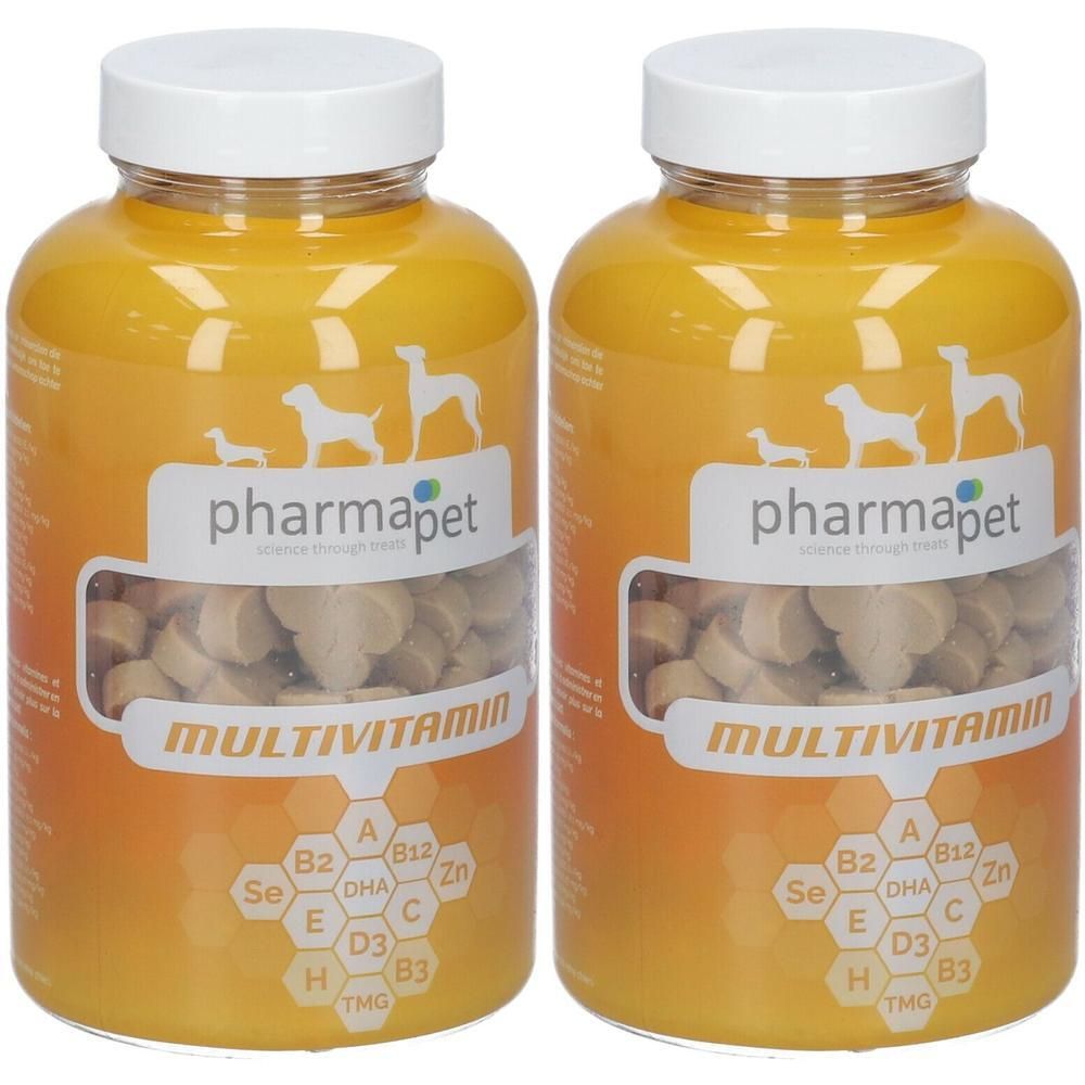 Deux flacons de Pharma Pet Multivitamin. Récipients transparents avec couvercles blancs. Étiquettes avec nom du produit, silhouettes de chiens et vitamines.
