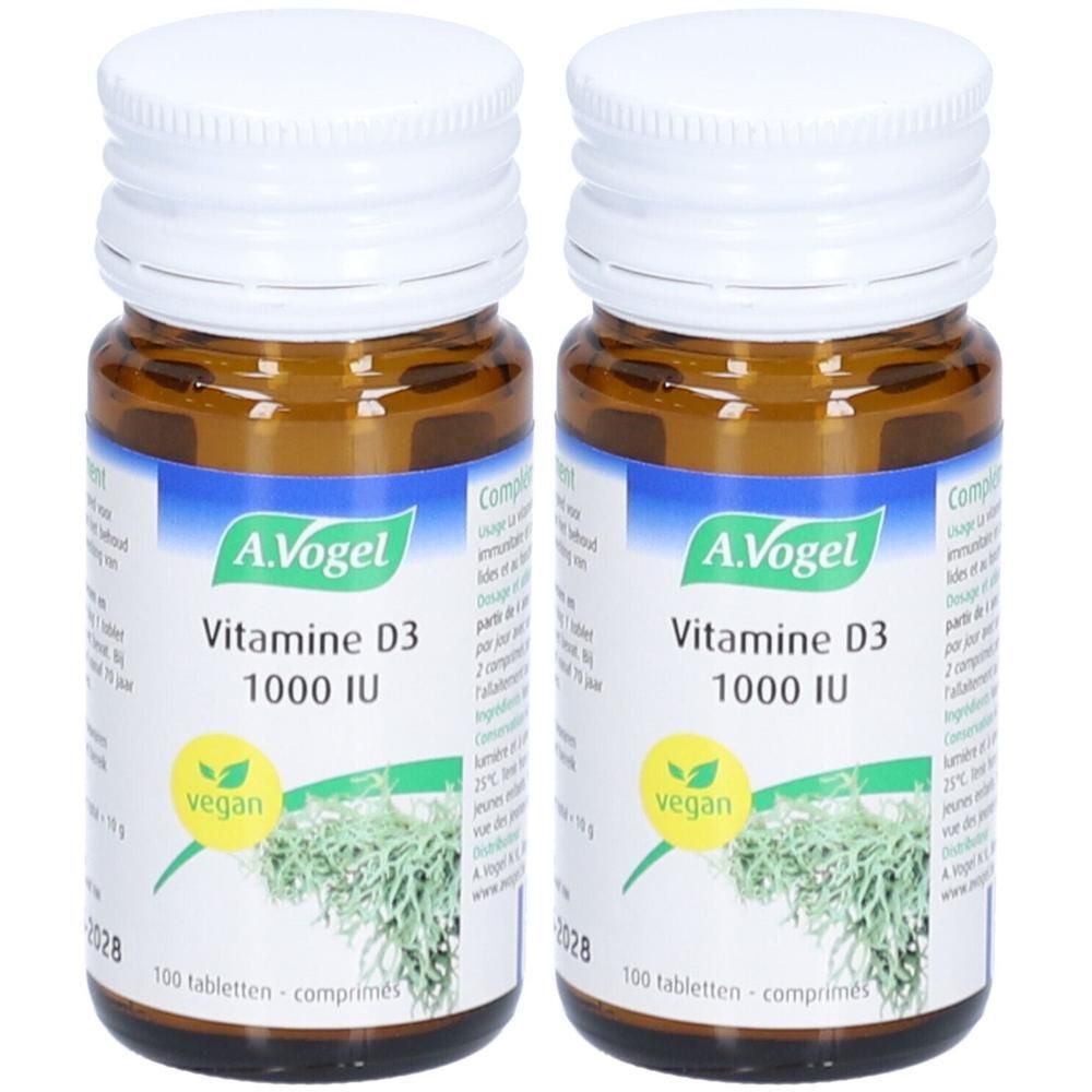 Twee flessen A.Vogel Vitamine D3. Bruine glazen flessen met witte dop. Etiket met productinfo en vegan logo.