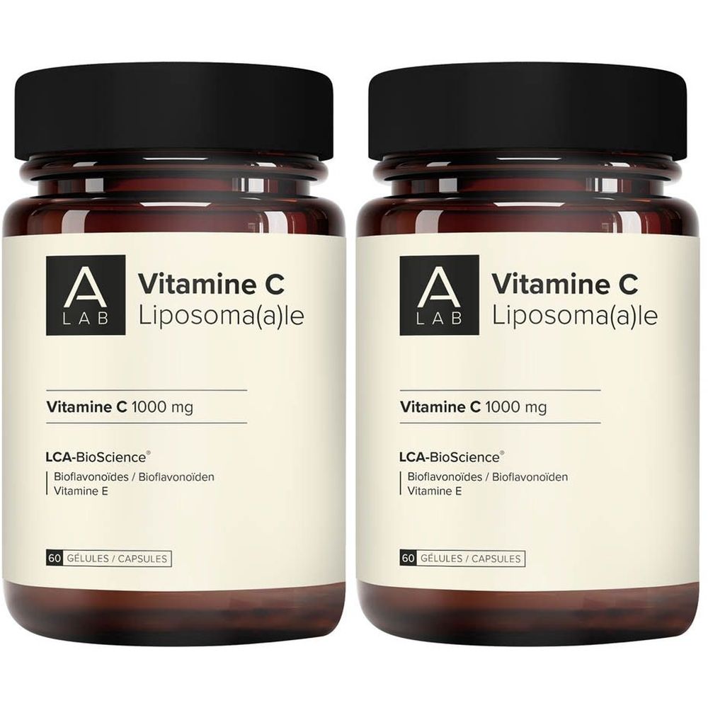 Deux flacons de A-Lab Vitamine C Liposomale. Flacons en verre brun avec couvercle noir et étiquette blanche. Texte: Vitamine C 1000 mg, 60 gélules.
