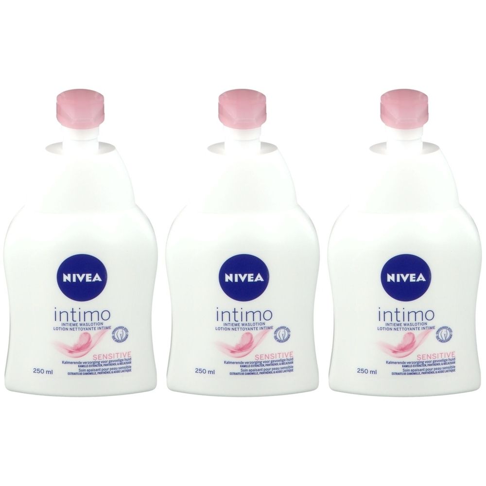 Drie witte flessen Nivea Intimo Sensitive lotion. Blauwe etiketten met logo en productnaam. Roze dopjes.