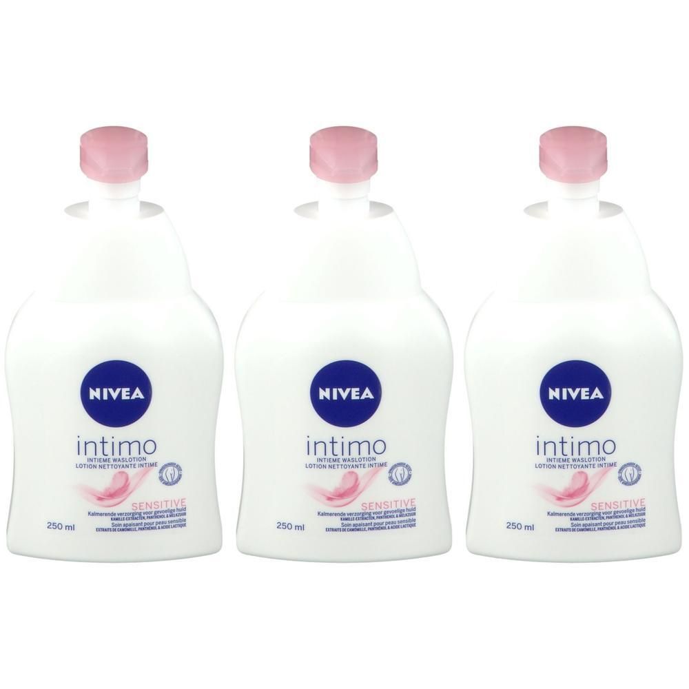 Drie flessen NIVEA Intimo Sensitive lotion. Witte flessen met roze dop en etiket. Blauwe logo cirkels.