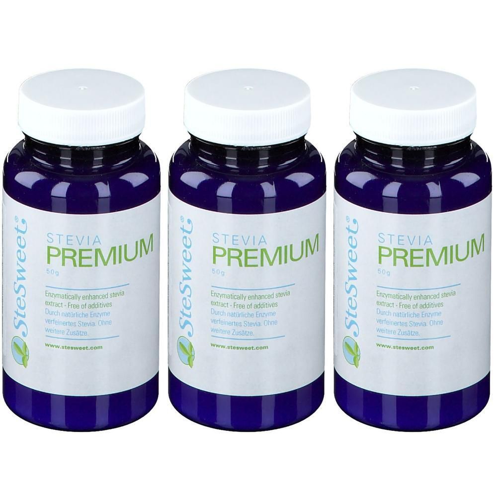 Drie blauwe flessen met witte deksels. Etiket "SteSweet Stevia Premium". Tekst: "Enzymatisch verbeterd stevia-extract". 