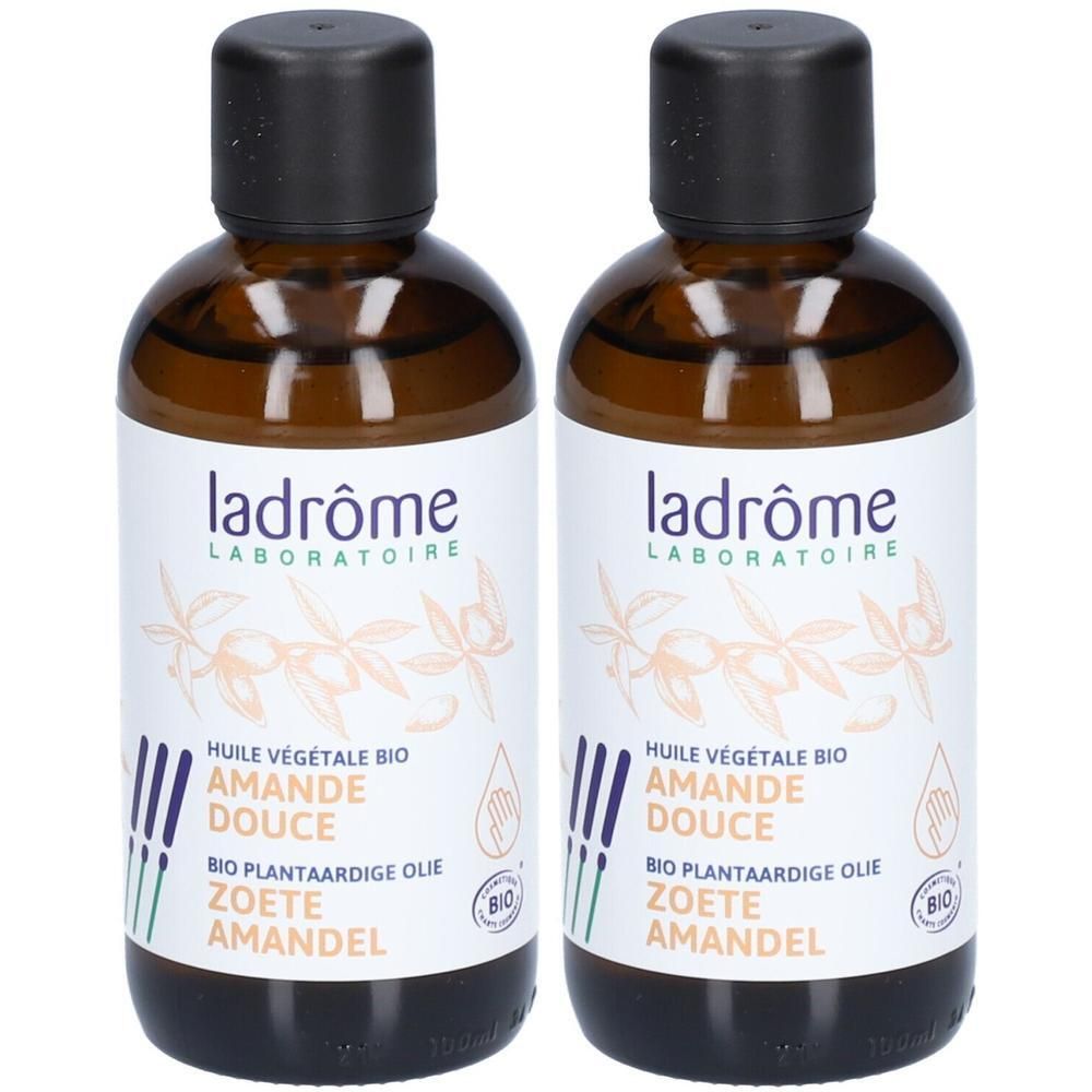 Twee flessen met etiket. Opschrift: Ladrôme, Huile Végétale Bio Amande Douce. Bio-label. Bruine glazen flessen met zwarte dop.