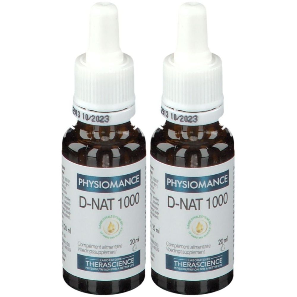 Twee bruine glazen flesjes met witte dop. Opschrift: PHYSIOMANCE D-NAT 1000, 20 ml. Houdbaarheidsdatum: 10/2023. Merk: THERASCIENCE.
